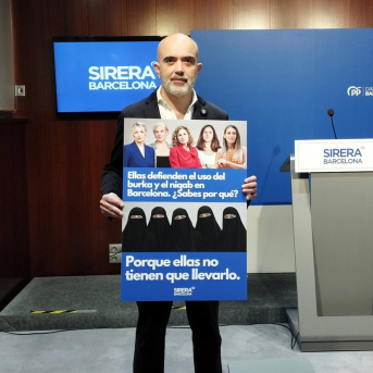 Sirera con el cartel de su campaña para prohibir el burka y el niqab en espacios públicos EUROPA PRESS