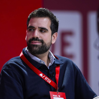 El secretario general de Juventudes Socialistas de España, Víctor Camino, durante el ágora “Adelantando por el derecho a una vivienda digna.” en el primer día del 41 Congreso del PSOE en 2024 en Sevilla. Joaquin Corchero - Europa Press