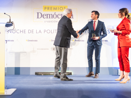 De izquierda a derecha: D. Miguel Garrido, presidente de CEIM,  D. Adrián Lardiez, director de Información Parlamentaria en Demócrata y  Verónica Sanz, periodista y presentadora