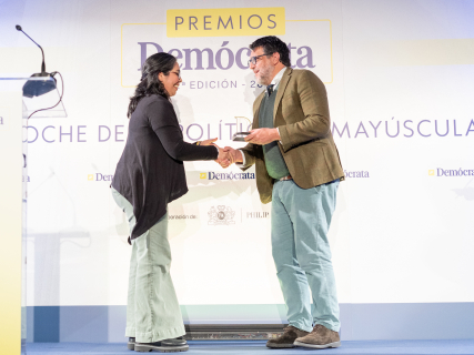 Entrega el premio D. Rafael Rubio Nuñez, Catedrático en Derecho Constitucional en la Universidad Complutense de Madrid  y recibe D.ª Judith Espínola Coronel, portavoz del movimiento Regularización YA