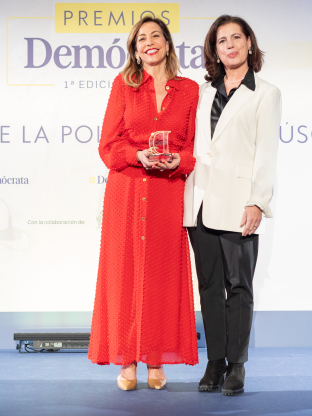 Recibe el premio la Alcaldesa de Zaragoza, Natalia Chueca y a su derecha Carmen Obregón, directora de Política Nacional y Territorial de Demócrata