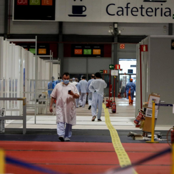 Sanitarios caminan por el Pabellón 9 del hospital de campaña de IFEMA. Jesús Hellín - Europa Press