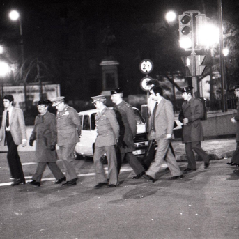 Imágenes del cordón policial que rodea el Congreso de los diputados durante el intento de Golpe de Estado por parte del Teniente Coronel de la Guardia Civil, Antonio Tejero. Europa Press Imágenes del cordón policial que rodea el Congreso de los diputados durante el intento de Golpe de Estado por parte del Teniente Coronel de la Guardia Civil, Antonio Tejero. Europa Press