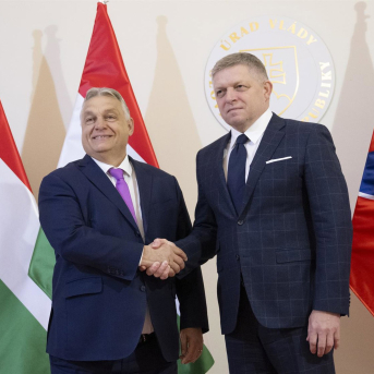 El primer ministro de Hungría, Viktor Orbán (i), es recibido por el primer ministro de Eslovaquia, Robert Fico. Martin Baumann/TASR/dpa