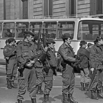 MADRID, ESPAÑA - 23 DE FEBRERO DE 1981: Imágenes del cordón policial que rodea el Congreso de los diputados en donde se está produciendo el intento de Golpe de Estado por parte del Teniente Coronel de la Guardia Civil, Antonio Tejero. Europa Press MADRID, ESPAÑA - 23 DE FEBRERO DE 1981: Imágenes del cordón policial que rodea el Congreso de los diputados en donde se está produciendo el intento de Golpe de Estado por parte del Teniente Coronel de la Guardia Civil, Antonio Tejero. Europa Press