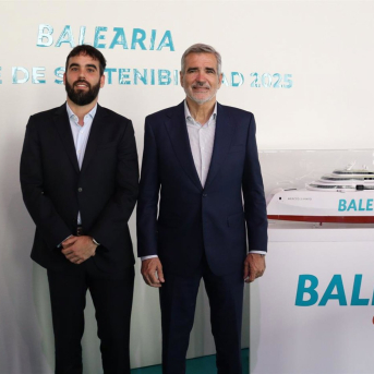 El presidente de Baleària, Adolfo Utor (d), y el vicepresidente de la naviera, Guillermo Utor (i), este miércoles durante la presentación de resultados de la compañía BALEÀRIA