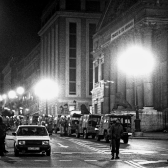 Miembros del Grupo Especial de Operaciones de la Policía Nacional (GEO) vigilan el exterior del Congreso de los Diputados. Europa Press - Europa Press