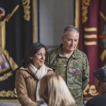 La Ministra de Defensa, Margarita Robles, durante el acto de homenaje  en memoria del capitán enfermero Álvaro García Jiménez, quien perdió la vida el pasado 18 de enero en el accidente ferroviario ocurrido en Adamuz. MINISTERIO DE DEFENSA