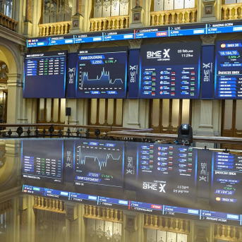 Paneles informativos en el Palacio de la Bolsa de Madrid. Jesús Hellín - Europa Press