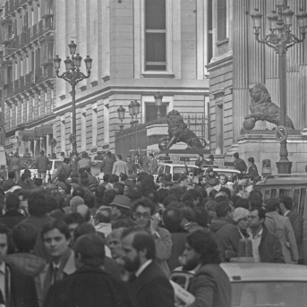 Imágenes del cordón policial que rodea el Congreso de los diputados en donde se está produciendo el intento de Golpe de Estado por parte del Teniente Coronel de la Guardia Civil, Antonio Tejero. Europa Press