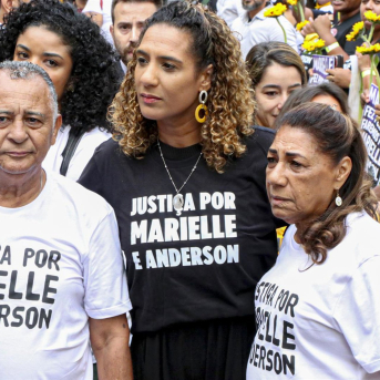 Familiares de Marielle Franco, en el centro su hermana, la ministra de Igualdad Racial, Anielle Franco. Europa Press/Contacto/Jose Lucena, Jose Lucena