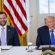 El vicepresidente de Estados Unidos, JD Vance, junto al presidente, Donald J Trump, durante un encuentro en Washington. Europa Press/Contacto/Bonnie Cash - Pool via CNP