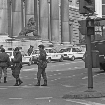 MADRID, ESPAÑA - 23 DE FEBRERO DE 1981: Imágenes del cordón policial que rodea el Congreso de los diputados en donde se está produciendo el intento de Golpe de Estado por parte del Teniente Coronel de la Guardia Civil, Antonio Tejero. Europa Press