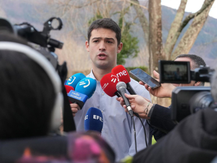 El portavoz del grupo vasco en el Parlamento, Joseba Díez Antxustegi, atiende a los medios antes de la jornada de trabajo del PNV, en el Hotel Usategieta, a 14 de enero de 2026, en Oiartzun (Gipuzkoa) Unanue - Europa Press