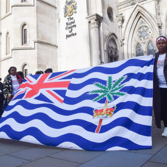 Concentración de la comunidad chagosiana frente a los Tribunales Reales de Justicia. Europa Press/Contacto/Vuk Valcic Concentración de la comunidad chagosiana frente a los Tribunales Reales de Justicia. Europa Press/Contacto/Vuk Valcic