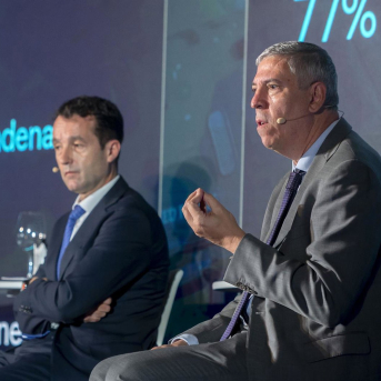 (I-D) El presidente de Indra, Ángel Escribano, y el consejero delegado de Indra Group, José Vicente de los Mozos Alberto Ortega - Europa Press