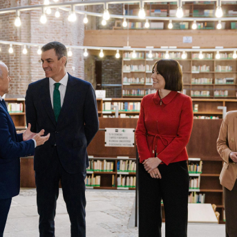 (I-D) El rector de la UNED, Ricardo Mairal; el presidente del Gobierno, Pedro Sánchez; la ministra de Universidades, Diana Morant y la presidenta de la CRUE  Carlos Luján - Europa Press