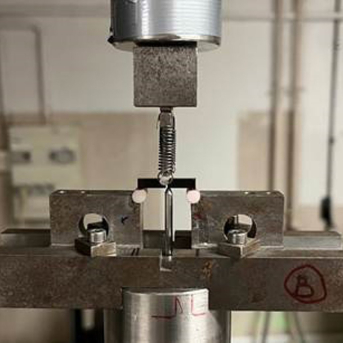 Imagen de la prueba de resistencia del nuevo material realizada en el laboratorio de los colaboradores franceses. CSIC Imagen de la prueba de resistencia del nuevo material realizada en el laboratorio de los colaboradores franceses. CSIC