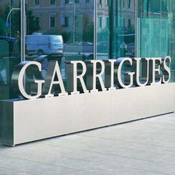 Entrada de Garrigues en la sede corporativa de las madrileñas Torres de Colón. GARRIGUES