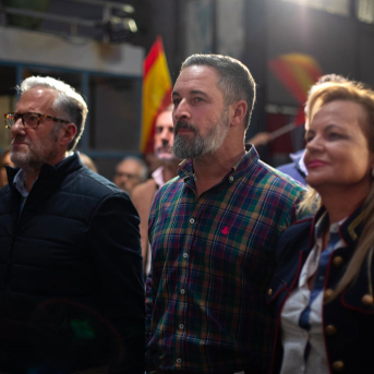 El candidato de VOX a la Presidencia de la Junta, Carlos Pollán (i) y el presidente de VOX, Santiago Abascal (c), durante un acto previo a la campaña del 15M, a 25 de febrero de 2026, en Zamora, Castilla y León (España). Paloma V. Escarpa - Europa Press