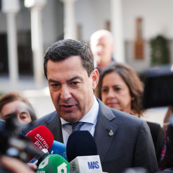 El presidente de la Junta de Andalucía, Juanma Moreno, atiende a los medios en el Parlamento. MARÍA JOSÉ LÓPEZ/EUROPA PRESS El presidente de la Junta de Andalucía, Juanma Moreno, atiende a los medios en el Parlamento. MARÍA JOSÉ LÓPEZ/EUROPA PRESS