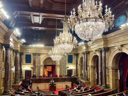 Interrumpen el pleno del Parlament tras desprenderse piezas de una lámpara del hemiciclo