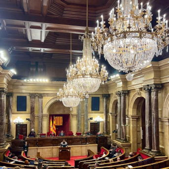 Interrumpen el pleno del Parlament tras desprenderse piezas de una lámpara del hemiciclo Interrumpen el pleno del Parlament tras desprenderse piezas de una lámpara del hemiciclo