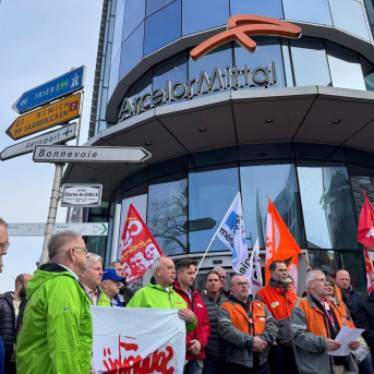Comité de Empresa Europeo (CEE) de ArcelorMittal y representantes sindicales de Luxemburgo, Bélgica y Francia se concentran frente a la sede del Grupo siderúrgico en Luxemburgo en contra del plan de deslocalización y para exigir transparencia. CCOO
