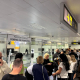 Colas de turistas en el control de pasaportes en el aeropuerto Tenerife Sur ASHOTEL