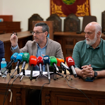 Juan Franco, alcalde de La Línea, en rueda de prensa. AYUNTAMIENTO DE LA LÍNEA