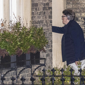 El excomisario europeo y exembajador británico Peter Mandelson regresa a su domicilio tras ser detenido por sus presuntos vínculos con Epstein. Marcin Nowak / Zuma Press / ContactoPhoto