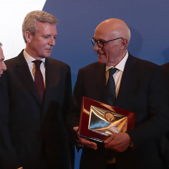 El presidente del Banco Sabadell, Josep Oliu (c), recibe la Medalla de Oro de la Confederación de Empresarios de Pontevedra (CEP), en el Hotel Attica21, a 26 de febrero de 2026, en Vigo, Pontevedra, Galicia (España). Adrián Irago - Europa Press El presidente del Banco Sabadell, Josep Oliu (c), recibe la Medalla de Oro de la Confederación de Empresarios de Pontevedra (CEP), en el Hotel Attica21, a 26 de febrero de 2026, en Vigo, Pontevedra, Galicia (España). Adrián Irago - Europa Press