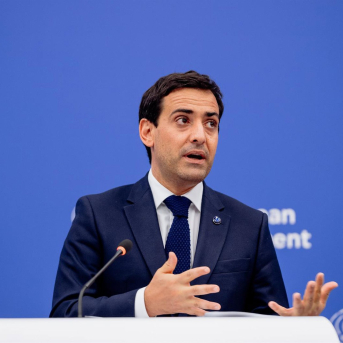 Stéphane Séjourné, vicepresidente ejecutivo para Prosperidad y Estrategia Industrial de la Comisión Europea, interviene durante una rueda de prensa. Valentine Zeler/European Commiss / DPA Stéphane Séjourné, vicepresidente ejecutivo para Prosperidad y Estrategia Industrial de la Comisión Europea, interviene durante una rueda de prensa. Valentine Zeler/European Commiss / DPA