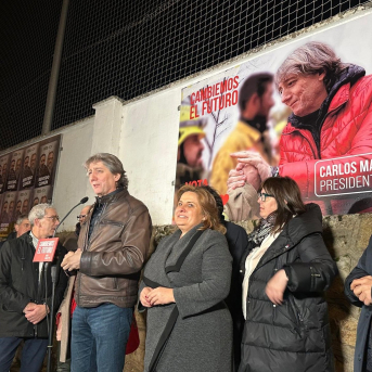 Carlos Martínez, durante la pegada de carteles en Soria. EUROPA PRESS
