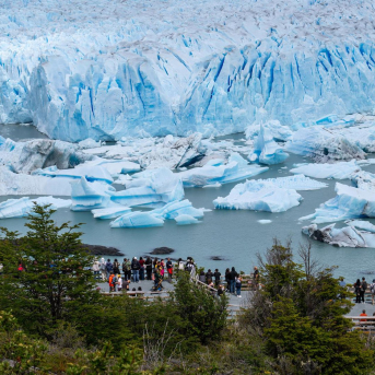 Un grupo de turistas disfrutan frente al glaciar Perito Moreno en el Parque Nacional Los Glaciares, provincia de Santa Cruz, Argentina Europa Press/Contacto/Li Muzi