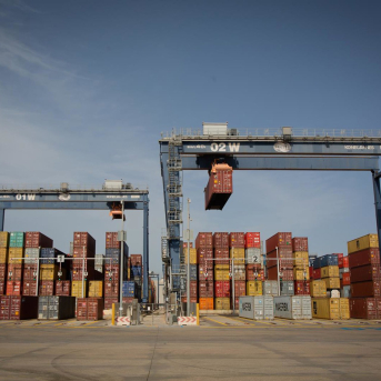Contenedores de mercancías en el muelle de descarga del Puerto de Barcelona, en Cataluña (España) David Zorrakino - Europa Press