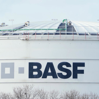 FILED - 20 February 2024, Rhineland-Palatinate, Ludwigshafen: The lettering "BASF" is displayed on an industrial plant on the chemical company's premises. Photo: Uwe Anspach/dpa Uwe Anspach/dpa