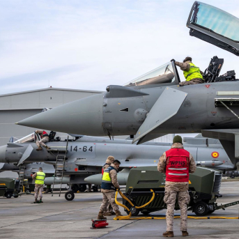 Trabajos en la plataforma de vuelo de un Eurofighter en la base rumana de MK. MAURICE HECK / EMAD Trabajos en la plataforma de vuelo de un Eurofighter en la base rumana de MK. MAURICE HECK / EMAD