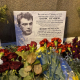 27 de febrero de 2023, Rusia, Moscú: Flores y un cartel informativo sobre el opositor Boris Nemtsov yacen en el puente cercano al Kremlin, donde Nemtsov fue asesinado a tiros el 27 de febrero de 2015. Hannah Wagner/dpa