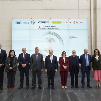 Los ministros de Inversión y Energía y Recursos Minerales, Tareq Abu Ghazaleh y Saleh A. Al-Kharabsheh (centro) durante un encuentro empresarial organizado por la Cámara de Comercio el 27/02/2026. ARCHIVO