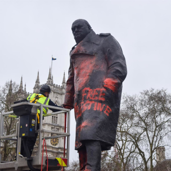 Estatua del ex primer ministro Winston Churchill en Londres tras sufrir varias pintadas. Europa Press/Contacto/Vuk Valcic