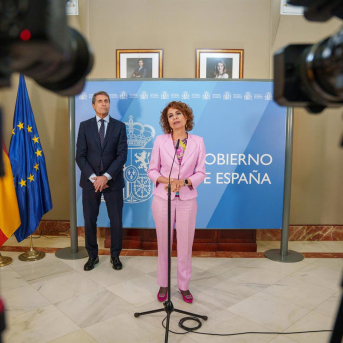 La vicepresidenta primera y ministra de Hacienda, María Jesús Montero, este viernes en declaraciones a los medios en Sevilla. FRANCISCO J. OLMO/EUROPA PRESS