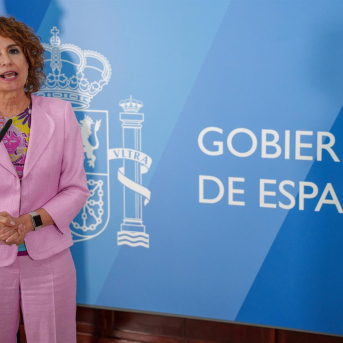 La vicepresidenta primera del Gobierno, María Jesús Montero, atiende a los medios en Sevilla. FRANCISCO J. OLMO/EUROPA PRESS La vicepresidenta primera del Gobierno, María Jesús Montero, atiende a los medios en Sevilla. FRANCISCO J. OLMO/EUROPA PRESS