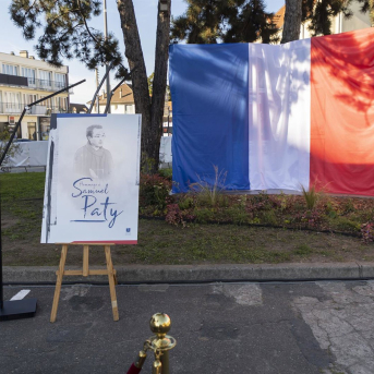 Imagen de archivo de un acto en recuerdo al profesor Samuel Paty, decapitado en 2020. Europa Press/Contacto/Vincent Isore Imagen de archivo de un acto en recuerdo al profesor Samuel Paty, decapitado en 2020. Europa Press/Contacto/Vincent Isore