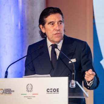 El presidente de Sacyr, Manuel Manrique, interviene durante la ceremonia de entrega de la XXVIII edición del Premio Tiepolo, en la Embajada de Italia, a 11 de diciembre de 2025 Ricardo Rubio - Europa Press