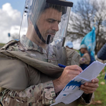 Un especialista contabiliza el número de minas desmanteladas en un campo en Líbano FINUL Un especialista contabiliza el número de minas desmanteladas en un campo en Líbano FINUL