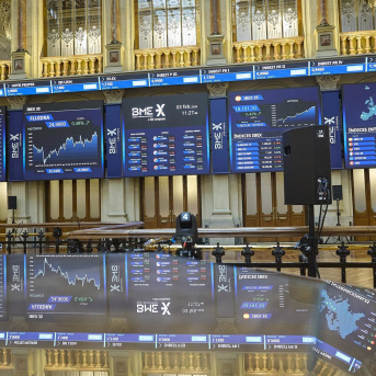 Paneles informativos en el Palacio de la Bolsa de Madrid, a 3 de febrero de 2026 Jesús Hellín - Europa Press