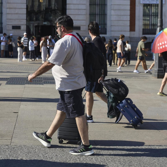 Turistas con maletas por el centro de la ciudad Jesús Hellín - Europa Press