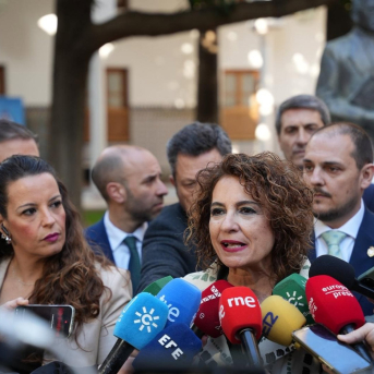 La vicepresidenta primera del Gobierno y secretaria general del PSOE-A, María Jesús Montero, atiende a los medios antes del Pleno institucional en el Parlamento con motivo del 28F MARÍA JOSÉ LÓPEZ/EUROPA PRESS La vicepresidenta primera del Gobierno y secretaria general del PSOE-A, María Jesús Montero, atiende a los medios antes del Pleno institucional en el Parlamento con motivo del 28F MARÍA JOSÉ LÓPEZ/EUROPA PRESS