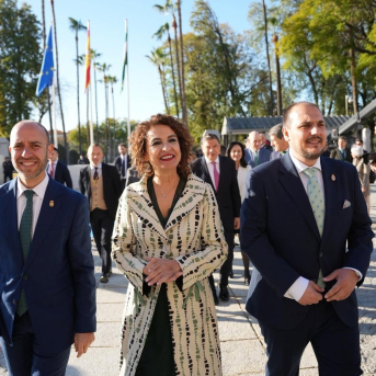 La vicepresidenta primera del Gobierno y ministra de Hacienda, María Jesús Montero, a su llegada al Parlamento de Andalucía junto a los alcaldes de Grazalema y Adamuz MARÍA JOSÉ LÓPEZ / EUROPA PRESS La vicepresidenta primera del Gobierno y ministra de Hacienda, María Jesús Montero, a su llegada al Parlamento de Andalucía junto a los alcaldes de Grazalema y Adamuz MARÍA JOSÉ LÓPEZ / EUROPA PRESS